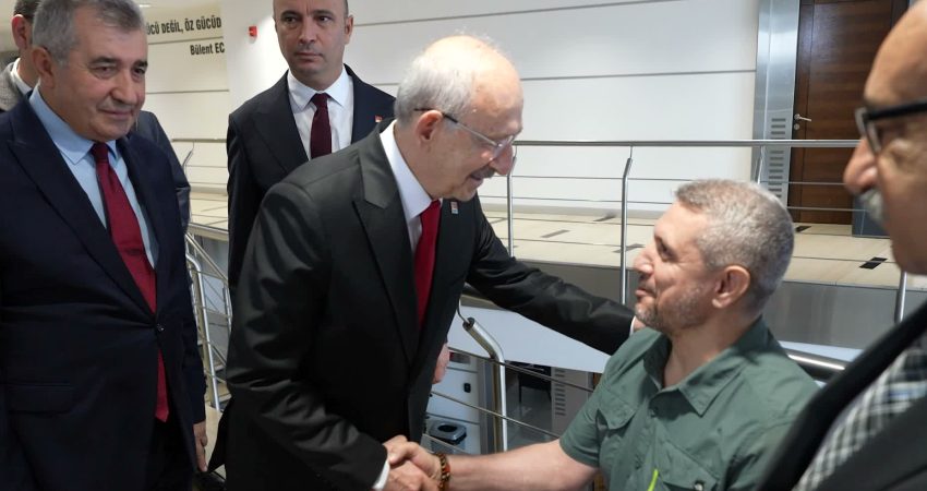 CHP Genel Başkanı Kemal Kılıçdaroğlu gazilerle bir araya geldi CHP Genel Başkanı Kemal Kılıçdaroğlu, Gaziler Günü dolayısıyla partisinin Genel