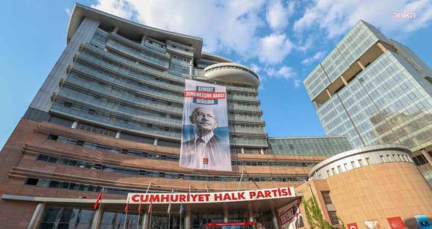 CHP Genel Merkezi binasının önüne, üzerinde “Siyaset zenginleşme aracı değildir”