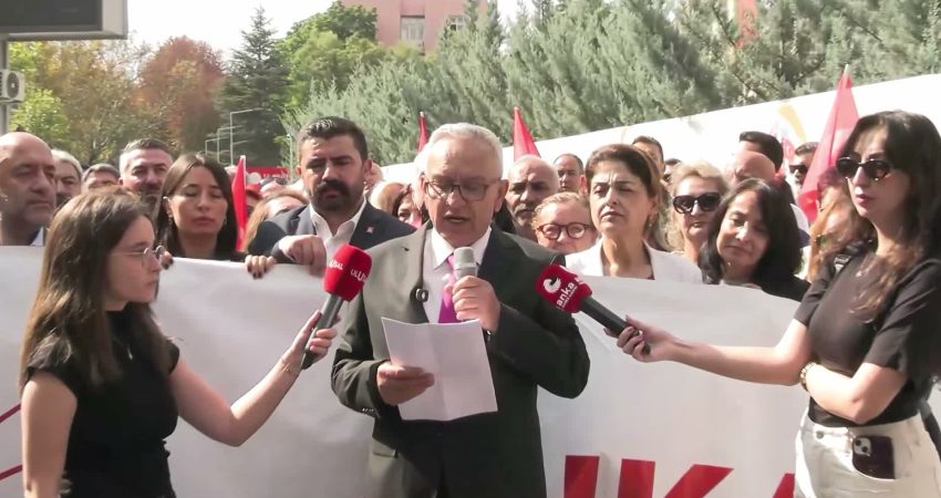 CHP İl Başkanlıkları: CHP iktidarında her çocuğa ücretsiz, nitelikli ve tam gün eğitim sözü veriyoruz CHP İl Başkanlıklarının, Türkiye genelinde yaptığı ortak basın açıklamasını okuyan