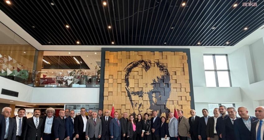 CHP İstanbul İl Başkanı Tekin, CHP’li ilçe başkanları, kadın kolları ve gençlik kolları başkanları ile bir araya geldi CHP İstanbul İl Başkanı Gürsel Tekin, CHP'li ilçe başkanları, kadın