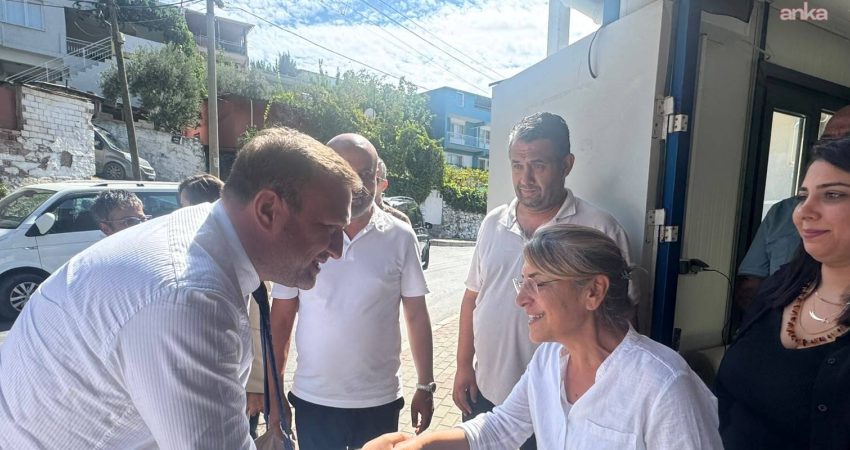 CHP İzmir İl Başkanı Gümrükçü, Karabağlar’da mahalle muhtarlarını ziyaret etti CHP İzmir İl Başkanı Utku Gümrükçü, Karabağlar ’da gerçekleştirdiği saha