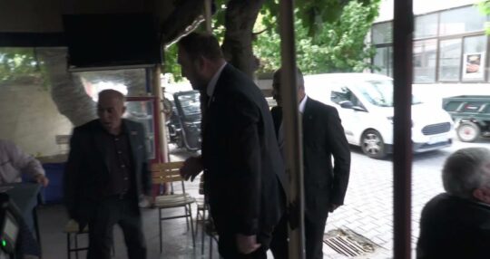 CHP İzmir İl Başkanı Utku Gümrükçü, Menemen’de üzüm üreticileriyle bir