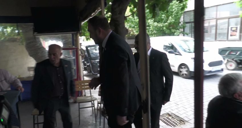 CHP İzmir İl Başkanı Gümrükçü, Menemen’de üzüm üreticilerinin sorunlarını dinledi CHP İzmir İl Başkanı Utku Gümrükçü, Menemen’de üzüm üreticileriyle bir