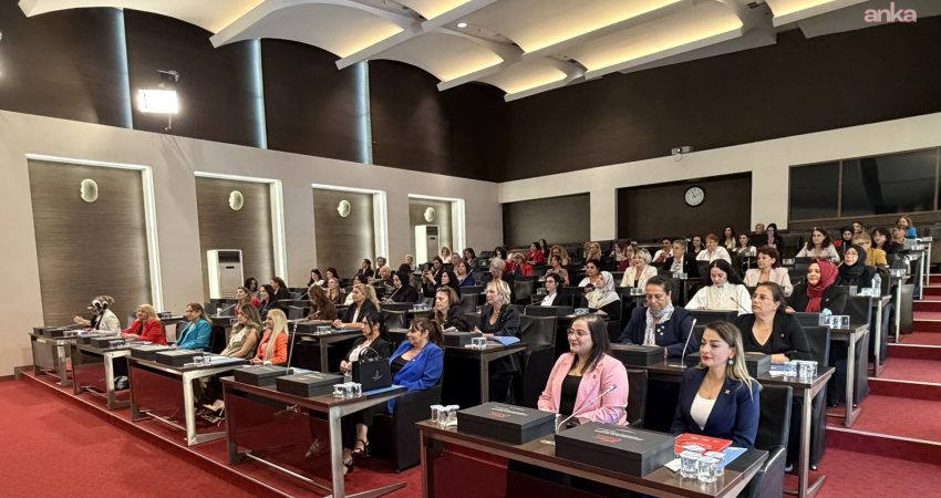 CHP Kadın Kolları Genel Başkanı Ayten Gülsever, partisinin Genel Merkezi'nde