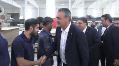 CHP Parti Sözcüsü Müslim Sarı, Diyarbakır’daki temasları kapsamında fabrikada çalışan