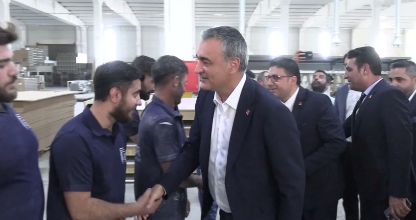 CHP Parti Sözcüsü Sarı, Diyarbakır’da fabrika işçileriyle bir araya geldi CHP Parti Sözcüsü Müslim Sarı, Diyarbakır’daki temasları kapsamında fabrikada çalışan