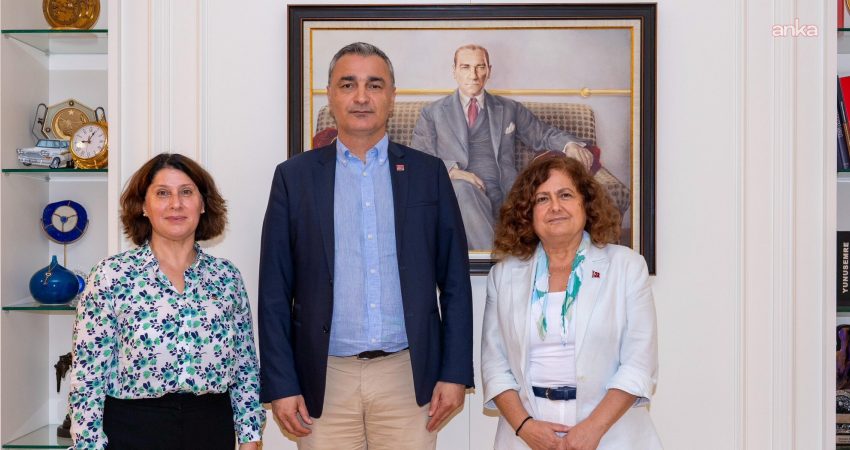 CHP Sözcüsü Müslim Sarı, partisinin Üsküdar İlçe Başkanı Zerrin Civandağ