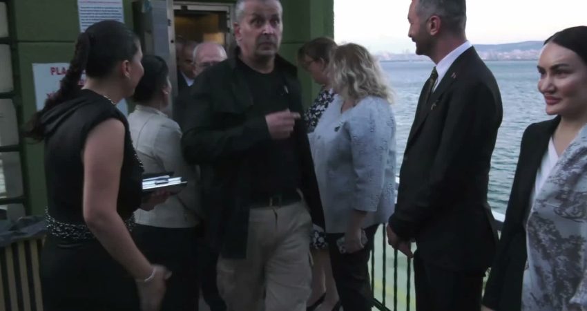 CHP YDK Üyesi Yiğit Acar ve Tuğçe Doğan’ın mutlu günü: Kemal Kılıçdaroğlu ve Gürsel Tekin nikâh şahitliği yaptı CHP YDK Üyesi Yiğit Acar ve Tuğçe Doğan, Büyükada'da yapılan