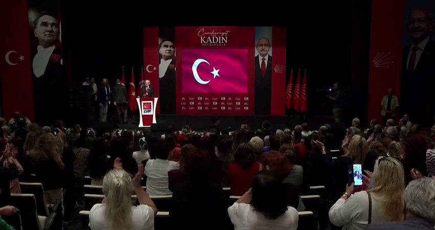 CHP’de “Cumhuriyet Bir Kadın Devrimidir” paneli… Kemal Kılıçdaroğlu: “Bu devleti kuranlar, kadınlar konusunda Batı’ya örnek oldular” CHP Genel Başkanı Kemal Kılıçdaroğlu, partisince düzenlenen “Cumhuriyet Bir Kadın