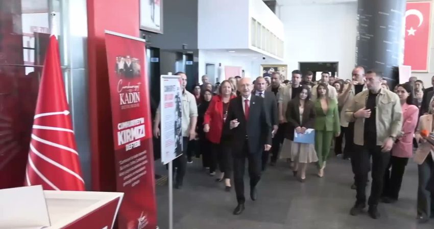 CHP’de “Cumhuriyet’in 103. Yılında İz Bırakan 103 Kadın” sergisi… Kemal Kılıçdaroğlu: Cumhuriyet bir kadın devrimidir CHP Genel Başkanı Kemal Kılıçdaroğlu, partisince düzenlenen “Cumhuriyet’in 103. Yılında