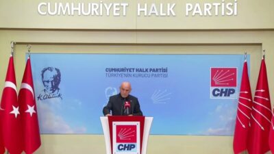 CHP Genel Başkan Yardımcısı Yıldırım Kaya, Manisa'da bir lisenin önündeki