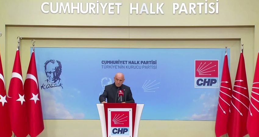 CHP Genel Başkan Yardımcısı Yıldırım Kaya, Manisa'da bir lisenin önündeki