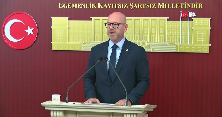 CHP Grup Başkanvekili Serkan Sarı, Manisa’nın Turgutlu ilçesinde bir okulun