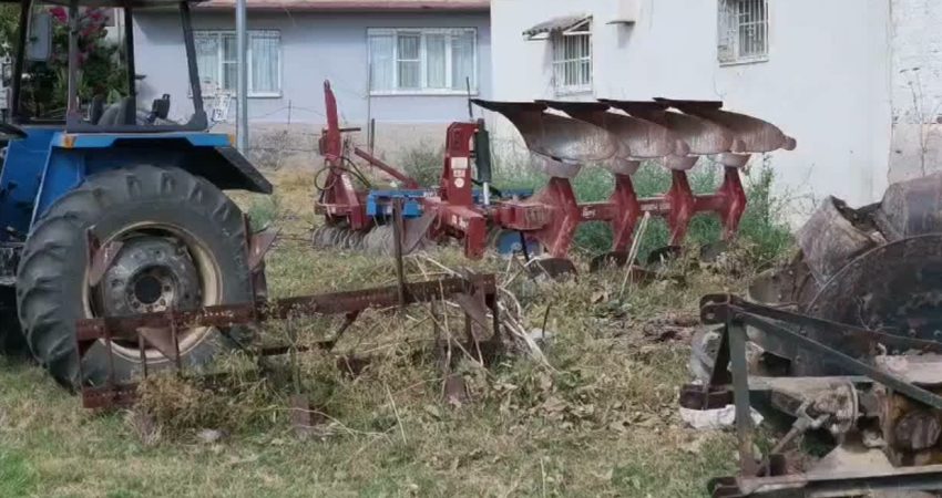 Çiftçilerden mazot fiyatlarına tepki: “Bu şartlarda çiftçinin ayakta durması mümkün değil, çiftçi çalışarak fakirleşiyor” Aydın’ın Nazilli ilçesinde çiftçiler, mazot ve girdi maliyetlerindeki artışın üretimi