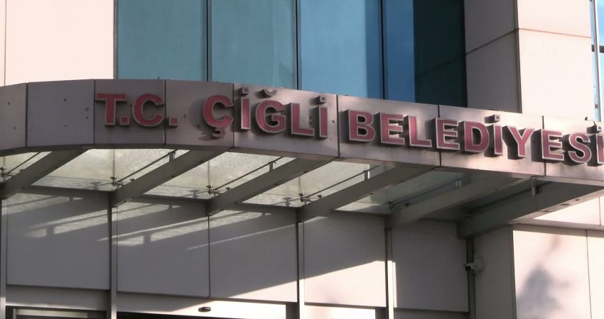İzmir'in Çiğli ilçesinde, Belediye Başkanı Onur Emrah Yıldız'ın partisinden istifa
