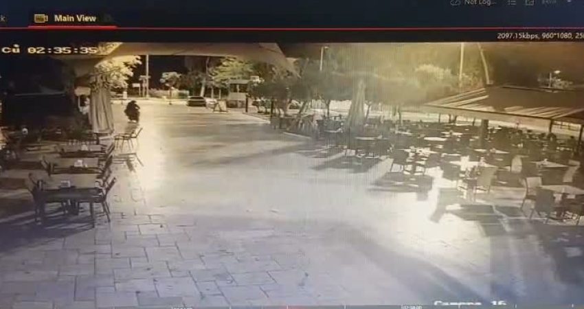 Çiğli Belediyesi’ne ait Akvaryum Cafe'ye, gece saatlerinde motosikletle gelen kimliği