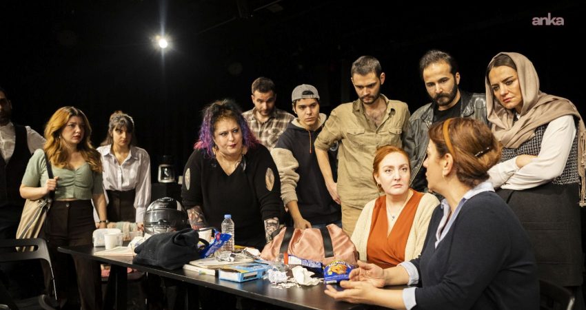 Cihangir’de perde açılıyor, Geçmişin Metinleri Bugünü Konuşuyor Cihangir Atölye Sahnesi, 2026–2027 sezonunu 9 Ekim’de açıyor. Roland Topor’dan