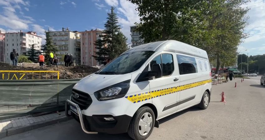 Çorum’da 23 Nisan Ortaokulu’nun eski binasının yıkımı sırasında toprak altında