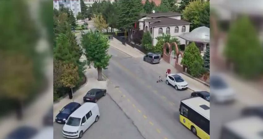Çorum'da  cadde üzerinde seyreden belediye otobüsünün sürücüsü, okuldan çıkan
