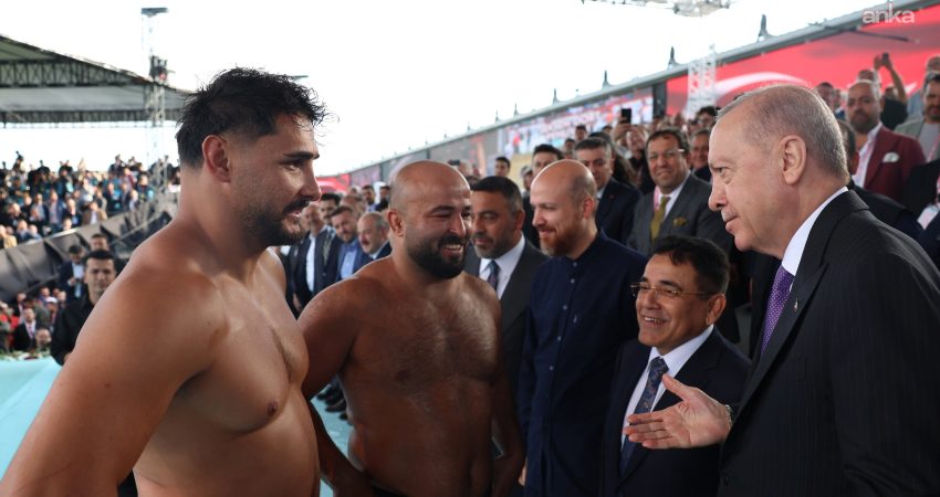 Cumhurbaşkanı Erdoğan, Yağlı Güreş Cumhurbaşkanlığı Kupası finalini izledi Cumhurbaşkanı Recep Tayyip Erdoğan, Atatürk Havalimanı Millet Bahçesi’nde düzenlenen Yağlı