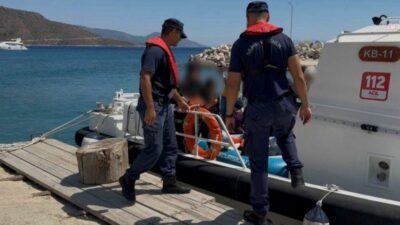 Muğla'nın Datça ilçesi açıklarında şişme lastik botla denize açıldıktan sonra