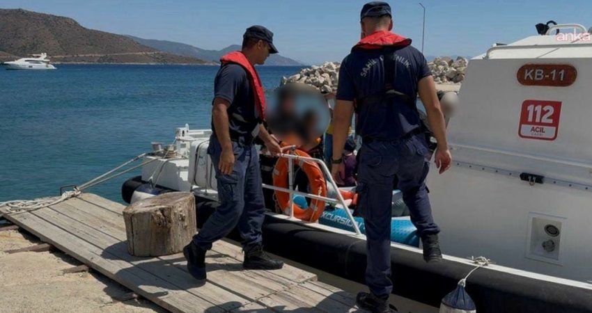 Muğla'nın Datça ilçesi açıklarında şişme lastik botla denize açıldıktan sonra