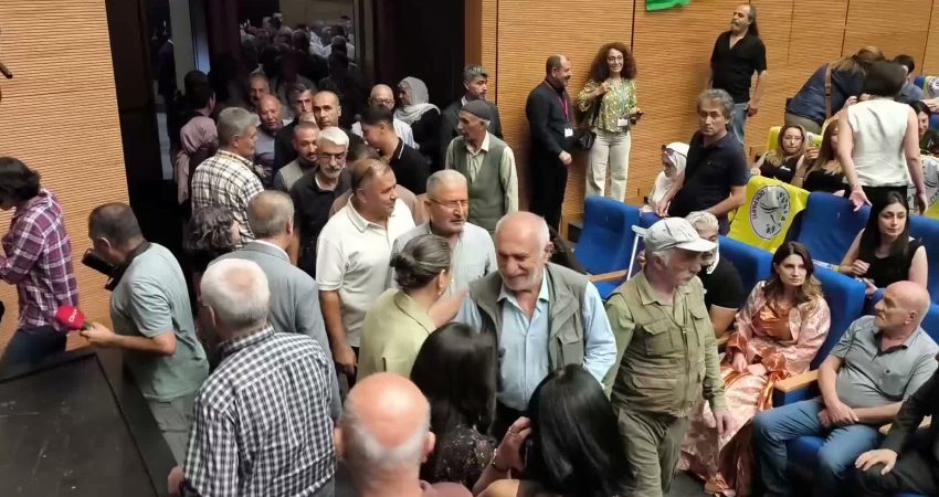 DEM Parti Eş Genel Başkanı Bakırhan’dan “fon soruşturması” açıklaması: “Kim olursa olsun bu soyguna izin verenlerden hesap sorulmalı” DEM Parti Eş Genel Başkanı Tuncer Bakırhan, Türkiye'de borsada eşi