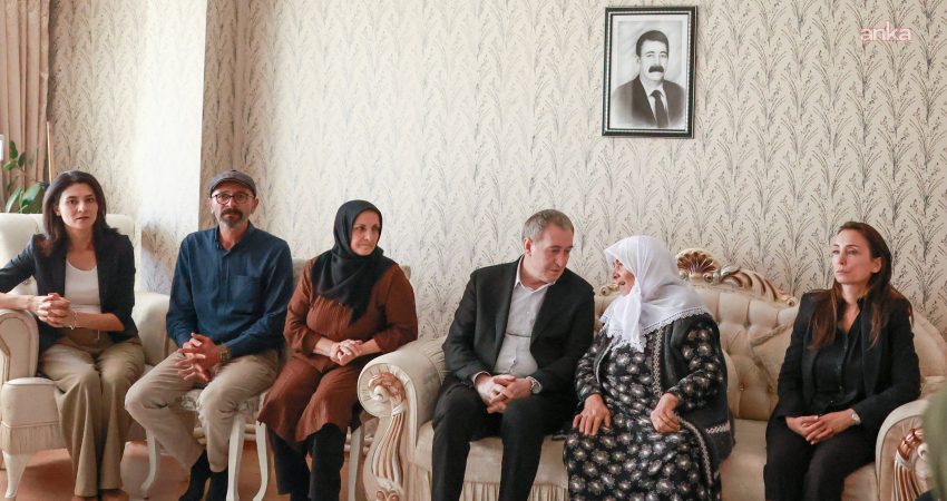 DEM Parti Eş Genel Başkanlarından Memet Akkuş’un ailesine taziye ziyareti DEM Parti Eş Genel Başkanları Tülay Hatimoğulları ve Tuncer Bakırhan,