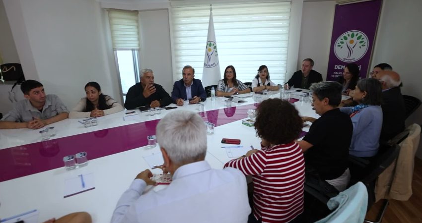 DEM Parti MYK üyelerinin görevleri belli oldu DEM Parti MYK, Eş Genel Başkanlar Tülay Hatimoğulları ve Tuncer