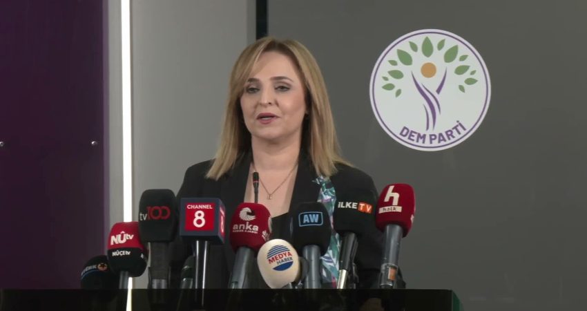 DEM Parti Sözcüsü Doğan: “Silahsızlanmaya ilişkin somut gelişmeler bekliyoruz” DEM Parti Sözcüsü Ayşegül Doğan, silahsızlanmaya ilişkin önümüzdeki günlerde somut