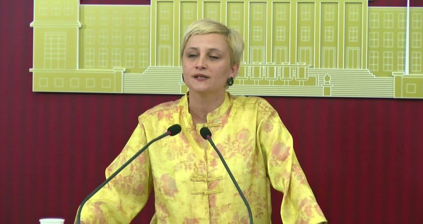 DEM Partili Koca’dan Ezgi Apartmanı davasına ilişkin Adalet Bakanı Gürlek’e çağrı: “Döne Kaya’nın adalet nöbetine kulak verin” DEM Parti Mersin Milletvekili Perihan Koca, Ezgi Apartmanı davasında verilen