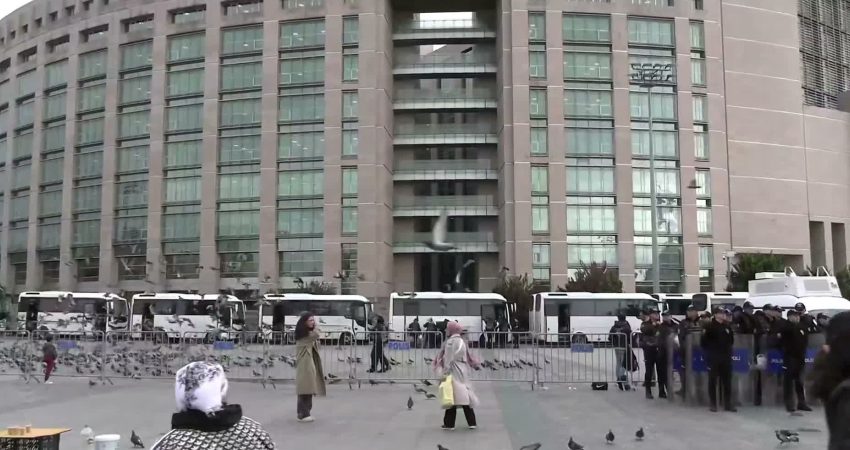"Ölü Deniz" isimli gösterisinde yaptığı şakalar gerekçe gösterilerek "kuyu tipi"