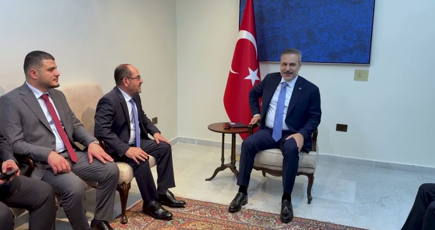 Dışişleri Bakanı Fidan Suriye’de… Fidan, Türkmen Meclisi Başkanı Mustafa ile görüştü Dışişleri Bakanı Hakan Fidan, Suriye ziyareti kapsamında, Suriye Halk Meclisi