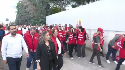 İzmir’in Kemalpaşa ilçesinde faaliyet gösteren OMYA Madencilik’in Ulucak’taki tesisi önünde