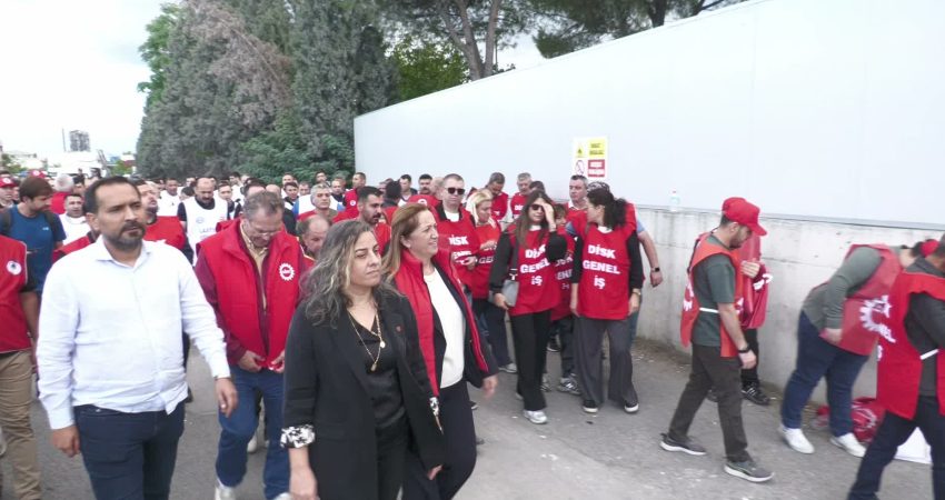 İzmir’in Kemalpaşa ilçesinde faaliyet gösteren OMYA Madencilik’in Ulucak’taki tesisi önünde
