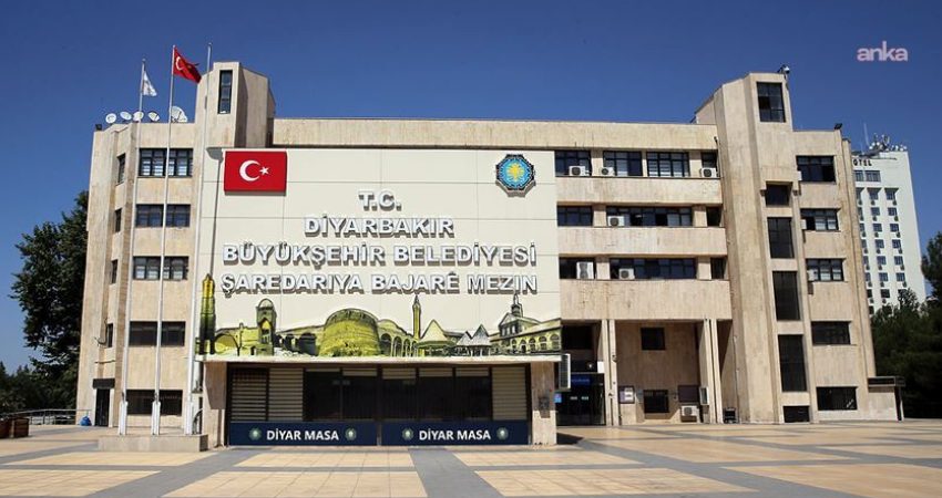 Diyarbakır Büyükşehir Belediye Eş Başkanlığı’na Emin Ay getirildi Diyarbakır Büyükşehir Belediye Eş Başkanı Doğan Hatun’un istifa etmesinin ardından