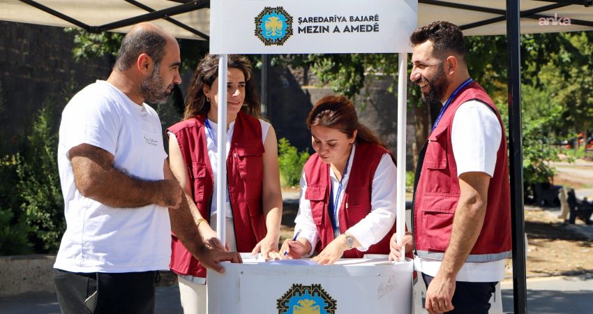 Diyarbakır Büyükşehir Belediyesi'nin “Yerinde Çözüm” ekipleri, farklı noktalarda kurdukları stantlar
