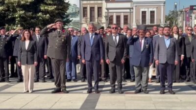 Edirne'de 19 Eylül Gaziler Günü dolayısıyla Atatürk Anıtı'nda tören düzenlendi.