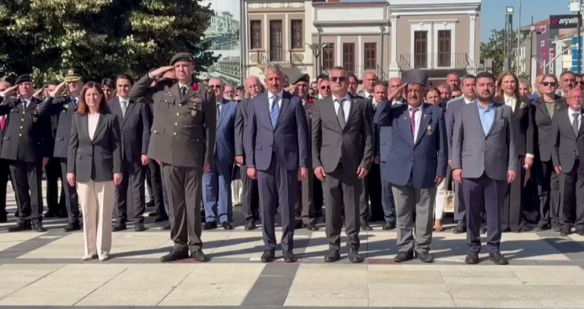 Edirne'de 19 Eylül Gaziler Günü dolayısıyla Atatürk Anıtı'nda tören düzenlendi.