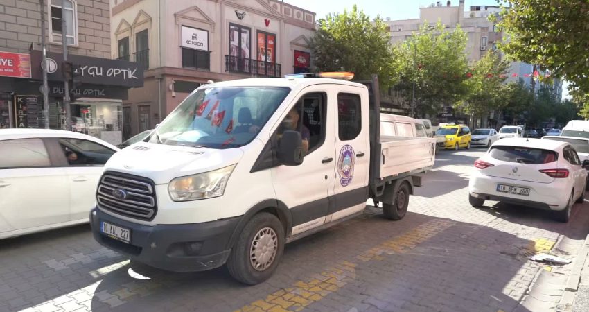 Edremit Belediyesi Zabıta Müdürlüğü, kent genelinde gerçekleştirdiği denetimlerde kaldırım ve ortak