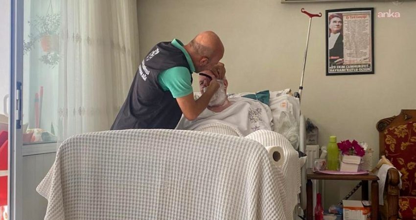 Efeler Belediyesi, yatağa bağımlı ve yaşlı vatandaşlara evde bakım hizmeti sunuyor Efeler Belediyesi Sosyal Yardım Ağı (EFESYA), yürüme güçlüğü yaşayan, kronik
