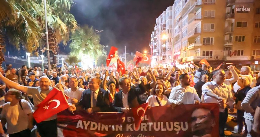 Aydın'ın düşman işgalinden kurtuluşunun 104’üncü yılı dolayısıyla Efeler'de düzenlenen fener