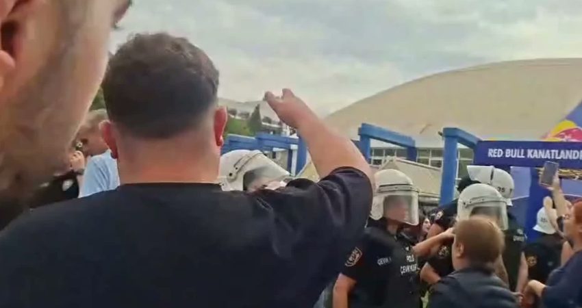 Ege Üniversitesi’nde öğrenci stantlarına müdahale: 27 öğrenci gözaltına alındı Ege Üniversitesi Yönetim Kurulu'nun yerleşkelerde düzenlenecek basın açıklaması, gösteri ve