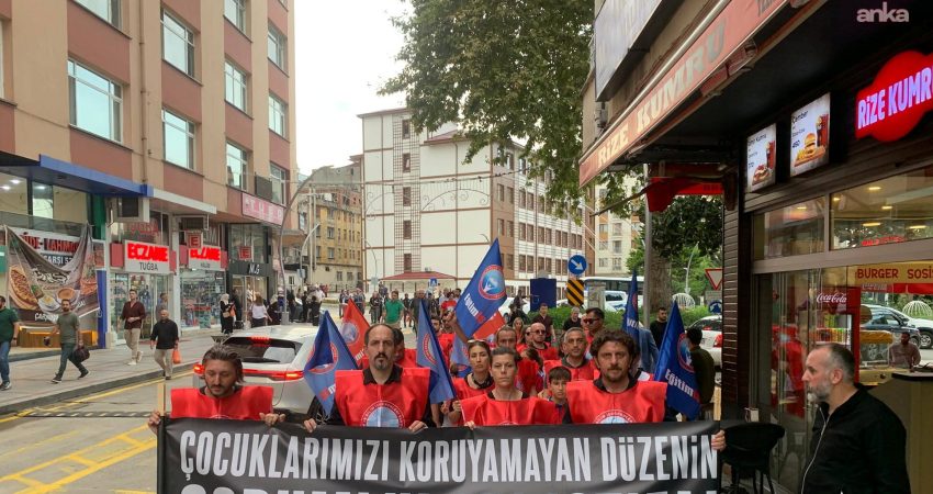 Eğitim-İş Rize Şubesi, Manisa’nın Turgutlu ilçesinde bir lisenin önünde 11