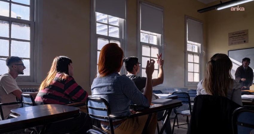 Eğitim-İş’in anketi: Üniversite öğrencilerinin yüzde 34’ü eğitimine devam ederken çalışıyor Eğitim-İş Sendikası'nın ülke genelinde üniversite eğitimine devam eden 319 öğrencinin