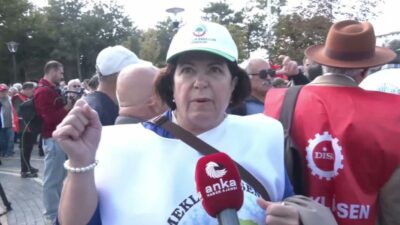 Emekli derneklerinin emekli memurların seyyanen zam talebiyle Anayasa Mahkemesi karşısındaki