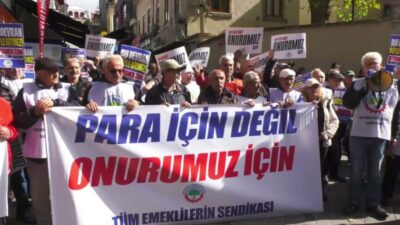 Kadıköy'de bir araya gelen emekliler açıklama yaptı, Anayasa Mahkemesi önündeki