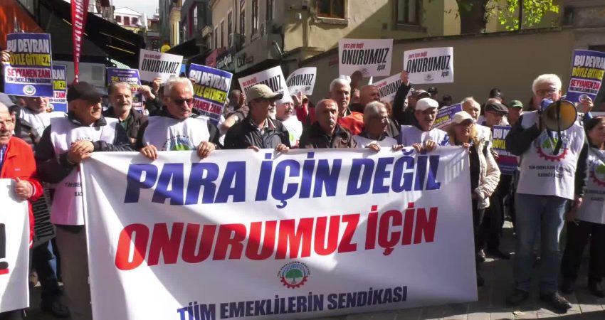 Kadıköy'de bir araya gelen emekliler açıklama yaptı, Anayasa Mahkemesi önündeki