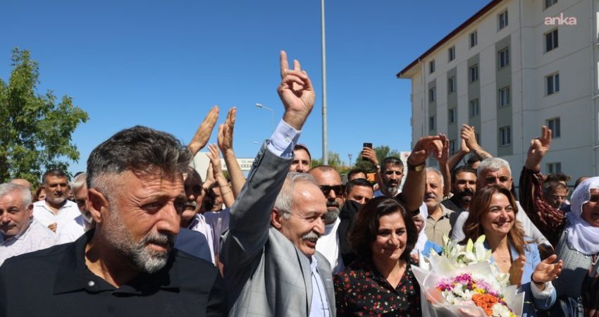 EMEP Başkanı Aslan: “Selçuk Başkan’ın aramızda olması hepimizin sevincidir” EMEP Genel Başkanı Seyit Aslan, eski Diyarbakır Büyükşehir Belediyesi Eş