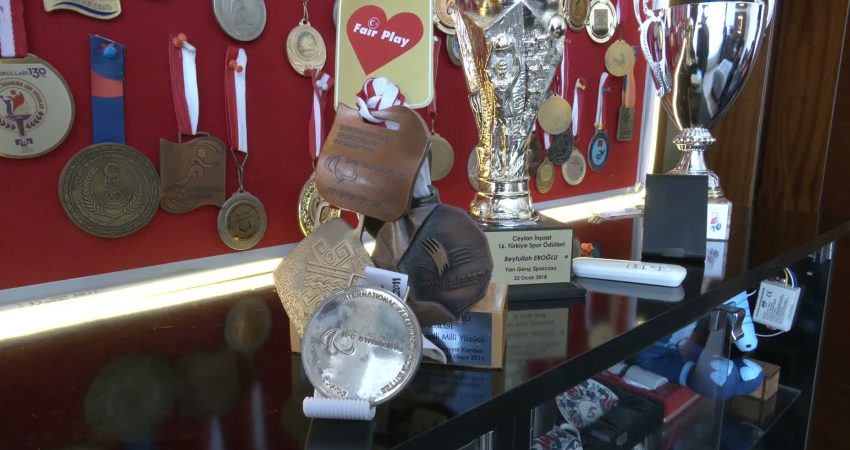 Gençlik ve Spor Bakanlığı, Kahramanmaraşlı engelli eski milli yüzücüler Özlem Kaya